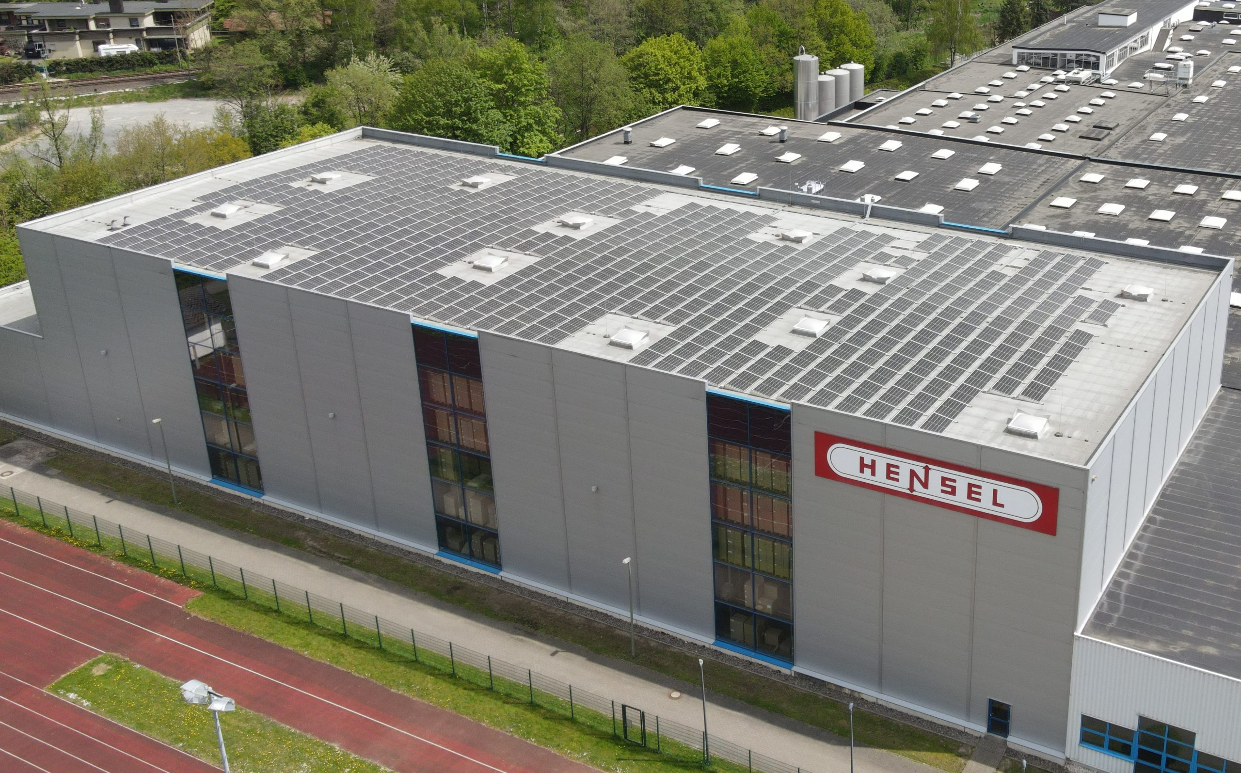 Die Photovoltaikanlage auf dem Firmengebäude von Hensel. 