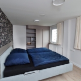 Blick ins Schlafzimmer des Gesundheitsapartments mit Pflegebett. (Foto: Stadtwerke Jena, Jürgen Scheere