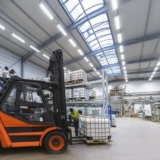 Die neue LED-Beleuchtung ist effizient und leuchtet gleichzeitig die Arbeitsbereiche besser aus.