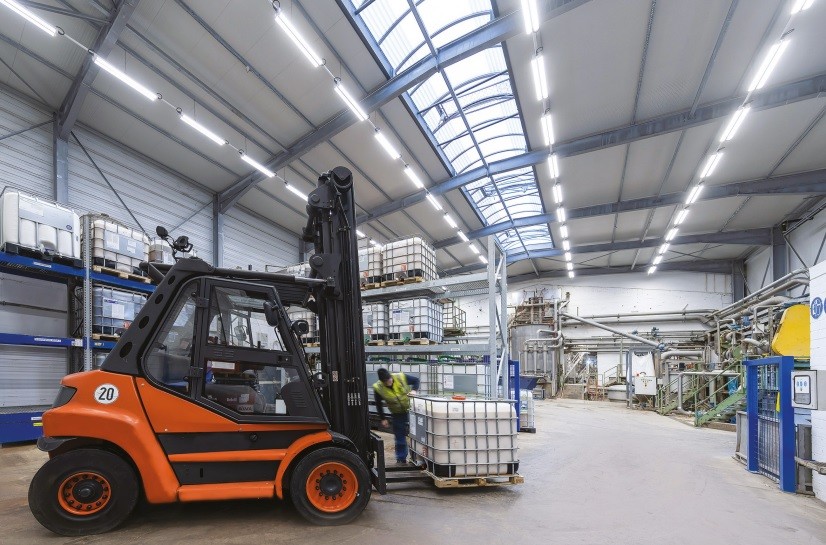 Die neue LED-Beleuchtung ist effizient und leuchtet gleichzeitig die Arbeitsbereiche besser aus.
