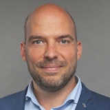 Dr. Matthias Stark ist Leiter Erneuerbare Energiesysteme im Bundesverband Erneuerbare 
Energien e.V. (BEE) und Ingenieur für erneuerbare Energiesysteme mit über 15 Jahren 
Berufserfahrung im Bereich Wind/Solar mit Schwerpunkt Stromhandel (Foto: BEE).