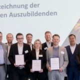 Ehrung der besten Auszubildenden der VEG-Mitgliedsunternehmen. Vorstand Ulrich Liedtke zeichnete Alexandra Petrischak (Sonepar, Region Süd – Augsburg), Oscar Valentin Wollschläger (Sonepar, Region West – Minden) und Laurin Christl (Gebrüder Limmert, Salzburg) aus (Foto: Georg J. Lopata / Axentis).