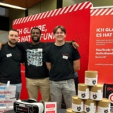 Die Azubis Hüseyin Ülgey, Naod Ogbay und Maximilian Alexander (v.l.n.r.) beim Messeauftritt von Alexander Bürkle in Hattersheim (Foto: Bürkle).