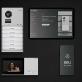 Siedle IQ ist die neue Produktfamilie aus Plattform, digitalen Services und einer Video-Sprechanlage mit App (Foto: Siedel).