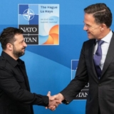 NATO-Generalsekretär Mark Rutte (r.) und Volodymyr Zelenskyy (Präsident der Ukraine) auf dem NATO-Gipfel im Juni 2025 (Foto: NATO).