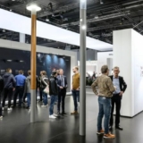 Licht im urbanen Raum: Outdoor Lighting ist ein zentrales Thema der Light + Building und zeigt, wie Beleuchtung Gestaltung, Sicherheit und Atmosphäre im Außenbereich miteinander verbindet (Foto: Messe Frankfurt Exhibition GmbH / Pietro Sutera).