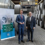 (v.l.n.r.) Hendrik Wüst, Ministerpräsident des Landes Nordrhein-Westfalen, und Bruno Reufels, CEO, Niedax Group (Foto: Niedax/Henrik Schipper).