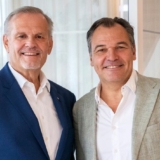 Andreas Engelhardt, persönlich haftender Gesellschafter Schüco International KG (links) und Lars Anders, Gründer der Asset Transformation GmbH (rechts) (Foto: Schüco).