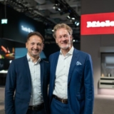 Staffelübergabe im Vertrieb Danijel Vladimirov (links) als Vice 
President Sales der Miele Vertriebsgesellschaft Deutschland KG folgt
auf Bernhard Hörsch (rechts) (Foto: Miele).