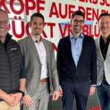 V.l.n.r.: Ralf Glink (Leiter Business Development Alexander Bürkle), Marc Schuh (Leiter Digitalisierung Sentinel), Nicolas Schwaiger 
(Geschäftsführer Sentinel) und Andreas Ege (Geschäftsführender Gesellschafter Alexander Bürkle) bei der Kooperationsunterzeichnung (Foto: Alexander Bürkle).