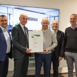 Vlnr.: Georg Schuhmann (Geschäftsführer lichtwerk 
GmbH), Landrat Wilhelm Schneider, Marco Steffenmunsberg 
(Geschäftsführer Regiolux GmbH), Michael Kohlmann (Betriebsleiter Regiolux GmbH) und Claus Raab (Geschäftsführer lichtwerk 
GmbH) (Foto: Regiolux).