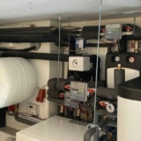 Wärmepumpenanlage und Speicher mit Wärmemengenzählern in der Hydraulik (Foto: Fraunhofer ISE).