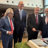 Alle gratulierten Thomas Bürkle (ZVEH-Vizepräsident, 2. v. r.) zum 60. Geburtstag: Prof. Dr. Dieter Hundt (ehemaliger BDA-Präsident, l.), Dr.-Ing. Rainer Dulger (BDA-Präsident, 2. v. l.) und Jörg Dittrich (ZDH-Präsident, r.) (Foto: ZVEH).