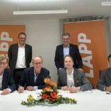 Vertragsunterzeichnung (von links) für die Jebsen & Jessen Gruppe: Per Magnusson, Group CEO, Viktor Leendertz, Group CFO, Heinrich Jessen, Group Chairman. Für die LAPP Gruppe: Matthias Lapp, Group CEO, Jan Ciliax, Group CFO, Richard Lee, Asia Pacific CEO (Foto: Lapp).