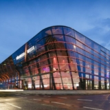 Die Halle 3C der NürnbergMesse, mit der trapezförmigen Form
und der verglasten Fassade, wurde im Jahr 2018 fertig gestellt (Foto: NürnbergMesse / Heiko Stahl).