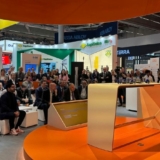 Annika Egloff-Schoenen, Geschäftsführerin und Redaktionsleiterin der ElektroWirtschaft, auf der Light + Building 2026. (Foto: Katrin Wolff).