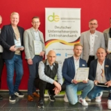 Die Gewinner und Laudatoren des Deutschen Unternehmerpreises Elektrohandwerk (Foto: Christoph Meinschäfer Fotografie).