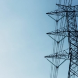 Der ZVEH fordert: Die Stromnetze sollten konsequent ausgebaut werden, um die Integration Erneuerbarer Energien zu fördern (Foto: freepik).