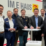 Strategische Kooperation beschlossen (v. l. n. r.) Philipp Hensel, Christopher Mennekes, Dominik Kortmann, Alexander Neuhäuser, Stefan Ehinger, Ludwig Klatzka und Andreas Bettermann (Foto: CTA).