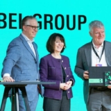 CEO Alfred Felder erhält die Auszeichnung für den nachhaltigen Messestand (Foto: Faruk Pinjo).