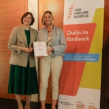 Die Auszeichnung wurde durch Mareike Wulf, Parlamentarische Staatssekretärin im BMBFSFJ; links, an Gabi Schermuly-Wunderlich (rechts) übergeben. (Foto: Juliane Henke)