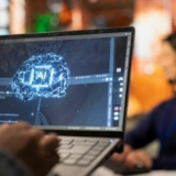 Digitalisierung und Künstliche Intelligenz sind längst keine Nischenthemen mehr – sie entwickeln sich zu zentralen Hebeln für Effizienz, Resilienz und Kostensenkungen im Zuge der Energiewende (Foto: freepik).