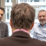 Dr. Oliver Vogler (l.) ist Geschäftsführer
Einkauf und Marketing bei Rexel. Stefan Wiech, Sortimentsleiter Lichttechnik bei Rexel, verfügt über gut zehn Jahre Lichterfahrung im Elektrogroßhandel (Foto: Rexel).
