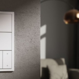 Gira F200 in Mehrfachkombination – ohne Mittelstege im System 70 und ergänzt durch Tastschalter mit geradestehenden Wippen entsteht ein besonders aufgeräumtes Erscheinungsbild der Elektroinstallation (Foto: Gira).