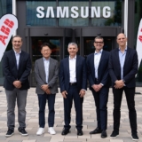 ABB und Samsung vertiefen ihre Zusammenarbeit im Bereich Smart Building: Beim gemeinsamen
Kundenevent im Samsung Business Experience Center in Frankfurt präsentierten die Partner die
Integration von ABB Ability BuildingPro und Samsung SmartThings Pro. Auf dem Foto (v. l. n. r.): Emre Evinc (Director, Head of IoT Business, Europe at Samsung Electronics), Hoon Seol (Executive Vice President and Head of Consumer Electronics Division at Samsung Electronics Germany), Mike Mustapha (Division President, ABB Electrification's Smart Buildings Division), Mark Zwerner (Global Vice President, Strategic Partnerships, ABB Electrification's Smart Buildings Division), Dr. Thorsten Böker (Director Business De-
velopment at Samsung Electronics Germany)