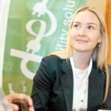 Als Bereichsleiterin bei deer mobility solutions setzt Selina Söhner auf vernetzte Mobilität im ländlichen und urbanen Raum (Foto: Selina Söhner).