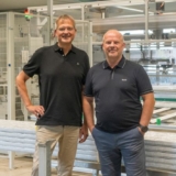 Thomas Amschler (links) ist neuer Vertriebsleiter für Deutschland bei Regiolux. Gemeinsam mit Gesamtvertriebsleiter Stefan Nestmann (rechts) will er die Vertriebsorganisation weiter stärken (Foto: Alexander Maier / Regiolux).