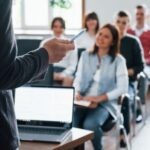 Weniger als die Hälfte der Geringqualifizierten nimmt an betrieblicher Weiterbildung teil Weniger als die Hälfte der Geringqualifizierten nimmt an betrieblicher Weiterbildung teil