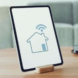 59 Prozent
der Smart HomeNutzer setzen
sechs oder mehr
intelligente Anwendungen ein, um ihr Zuhause
rundum smart zu machen (Foto: Magnific/rawpixel.com).