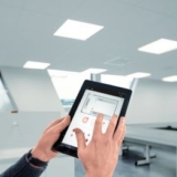 Per Mobilgerät lassen sich zuvor programmierte Lichtszenen in Räumen abrufen. Lichtmanagement ermöglicht eine Beleuchtung, die an unterschiedliche Tätigkeiten angepasst werden kann und bei Bedarf Betriebsdaten für das Computer-Aided Facility Management zurückmeldet (Foto: licht.de / Trilux).