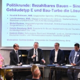 ZVEH-Referatsleiter Recht und Wirtschaft Dominik Räder (2. v. l.) plädierte in der Diskussionsrunde dafür, Normen nicht pauschal abzuschaffen, sondern differenziert zu betrachten und dort beizubehalten, wo es um die Sicherheit geht (Foto: Claudius Pflug).