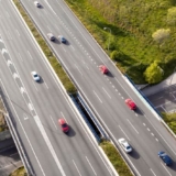 Eine aktuelle ACV-Umfrage zeigt: Unter Elektroautofahrern ist die Zustimmung zu einem allgemeinen Tempolimit besonders hoch (Foto: Magnific).