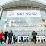 Ein Blick auf den Messeeingang der Get Nord 2024. In diesem Jahr findet die Fachmesse vom 19. bis 21. November erneut in Hamburg statt (Foto: Hamburg Messe und Congress / Romanus Fuhrmann).